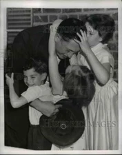 1954 Press Photo Kew Gardens NY Burrill Zend & his three children  - nee15053
