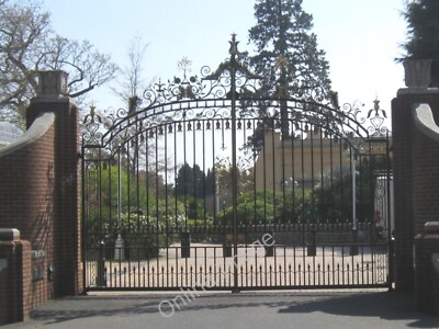 Foto 6x4 Tore von Tittenhurst Park mit Sicherheitspollern jenseits von Blackne c2010