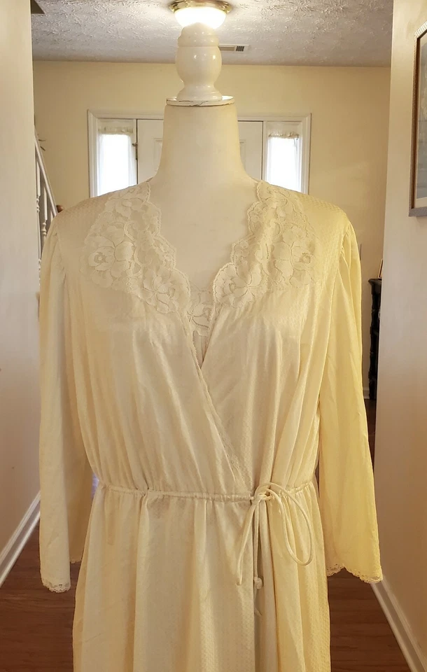 Conjunto de vestido y bata de encaje de nailon con textura crema coleccionables JC Penney de colección Foto 2 de 4