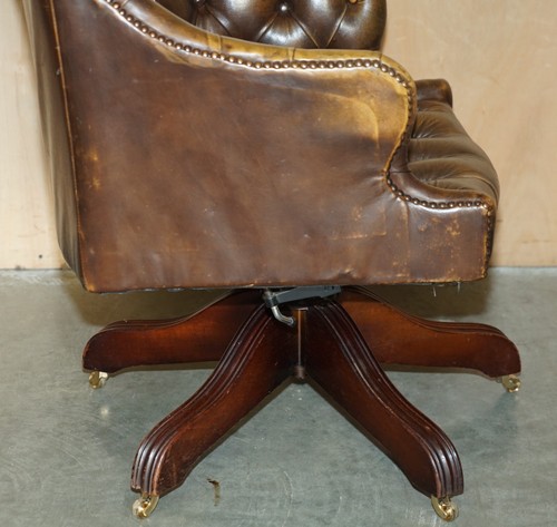 POLTRONA CHESTERFIELD VINTAGE INVECCHIATA IN PELLE MARRONE CAPITANI DA REGISTA UFFICIO - Foto 12 di 16