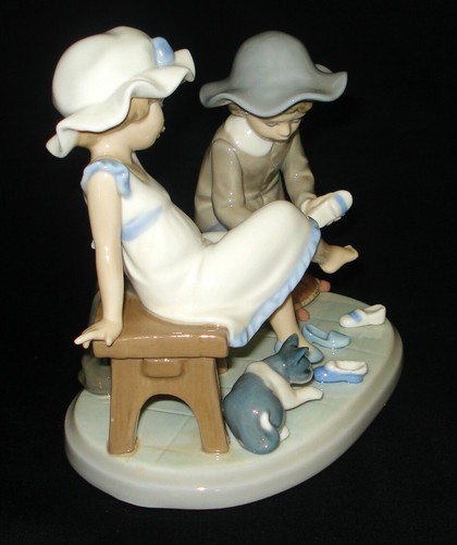 LLadro Figurine Try This One Boy & Girl W/Cat Trying on Shoes Retired 1989 Mint - Picture 4 of 12
