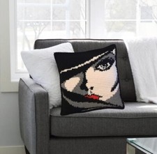 CUSCINO VOLTO DONNA LAVORATO A MANO AD UNCINETTO