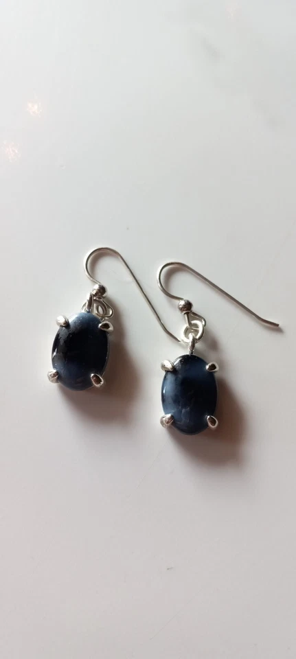 Pendientes de gancho tono plata con cabujones de piedras preciosas azules flameadas ovaladas Foto 3 de 4