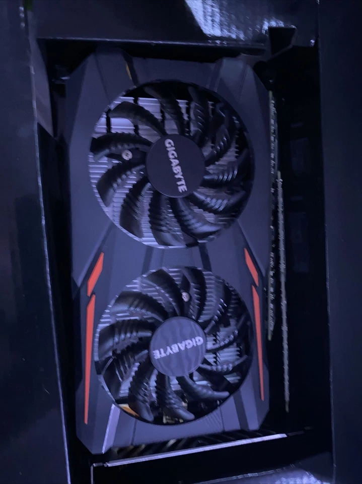 Tarjeta de gráficos GIGABYTE GeForce GTX 1050 2 GB Foto 2 de 2