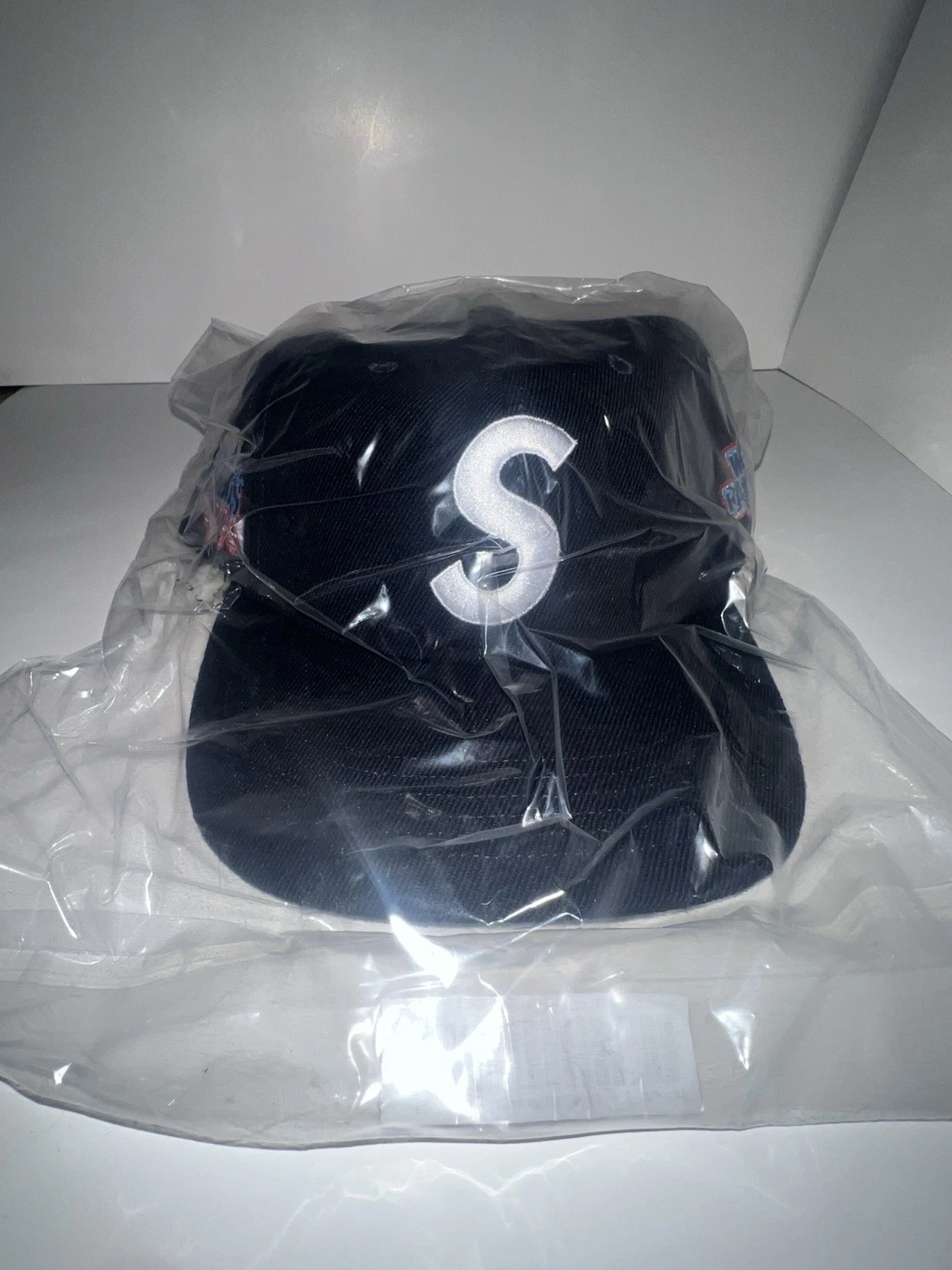 Supreme   Logo S célèbre dans le monde   6 panneaux   Bleu marine   SS25   ÉPUISÉ 