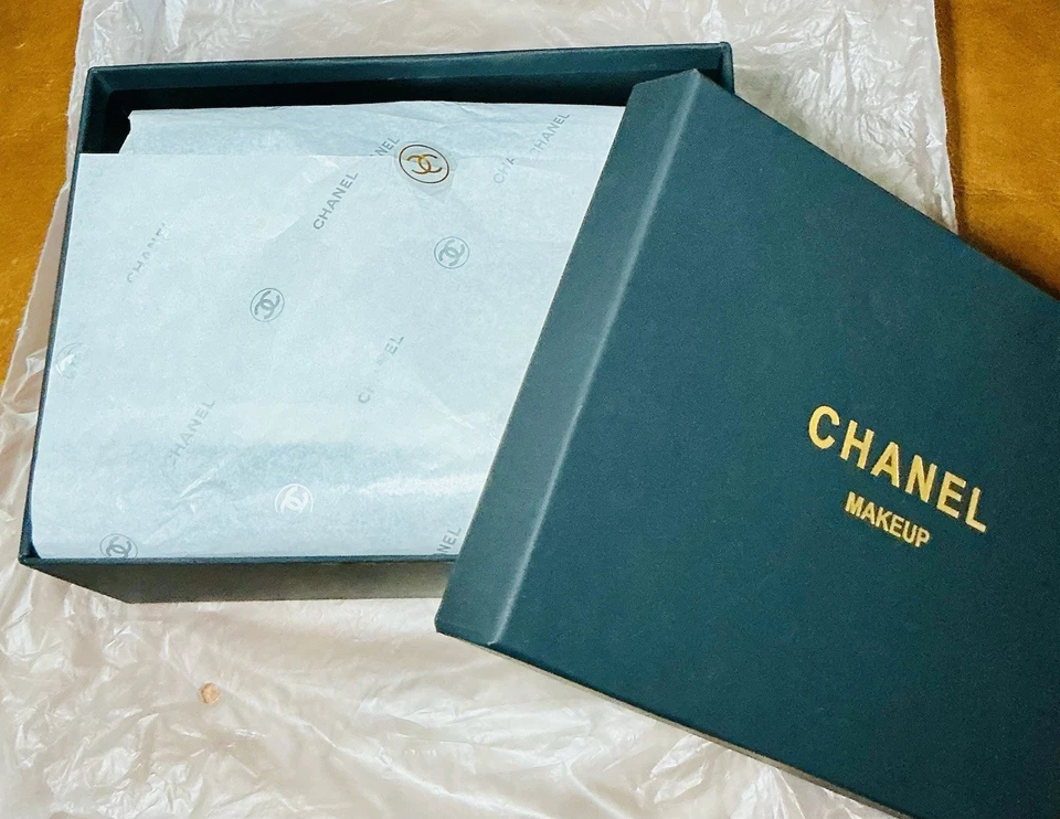 CHANEL Limited Edition Crossbody/Shoulder Novelty  Bag/Phone/ Mini Coin Pouch  - Image 2 of 4