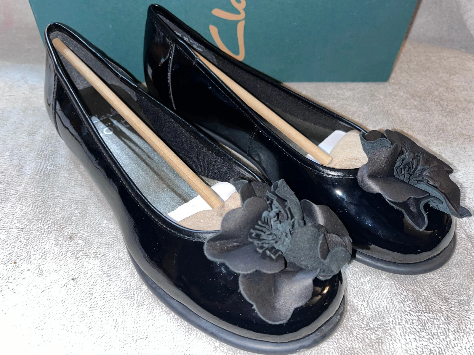 CLARKS Nuovo con scatola Piatti in pelle bookend Clark's con dettaglio fiore pelle patinata taglia 6