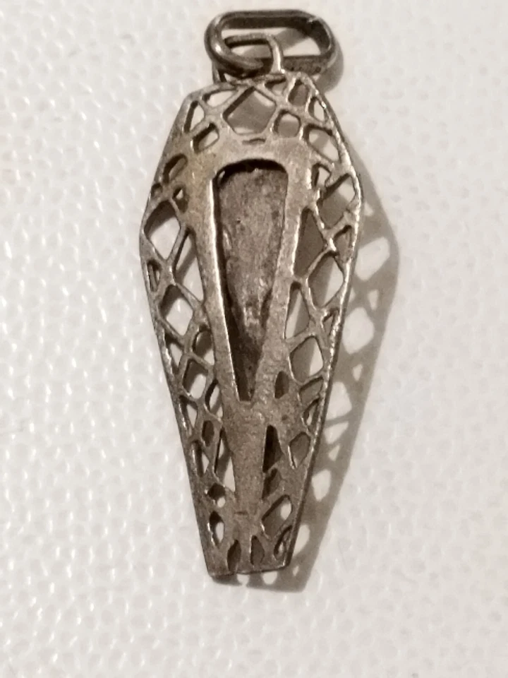 CIONDOLO CHARM MADONNA MARIA ARGENTO MARCHIATO E SMALTO ITALY VINTAGE ANNI 60-70 - Immagine 4 di 4