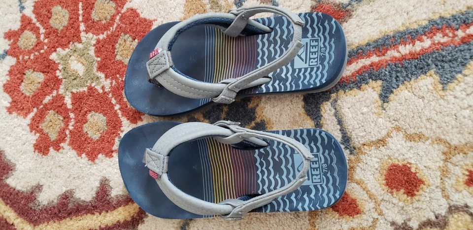 Sandalias de playa unisex Reef para niños pequeños grises talla 7/8 chanclas con tira trasera Foto 2 de 3