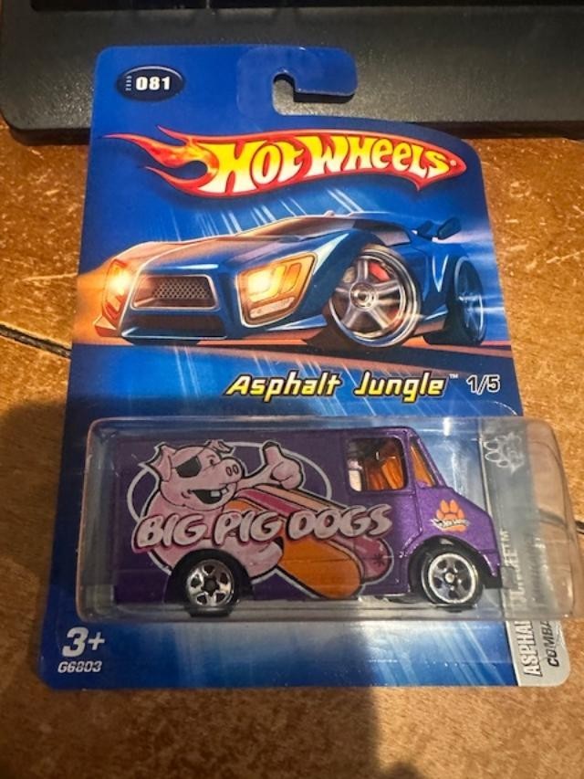 2005 Hot Wheels Asphalt Jungle Combat Ambulance #81