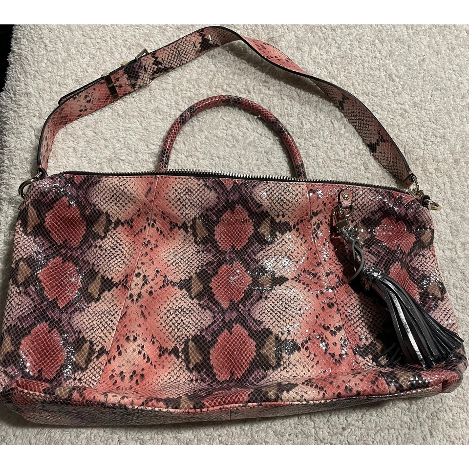 Bolso de Hombro Trina Turk Mujer Pitón-Serpiente Cuero Repujado Rosa Gris Precio de venta sugerido por el fabricante 398 Foto 2 de 4