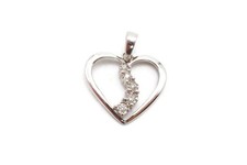 10k White Gold Diamond Heart Pendant T4