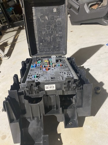 2015-2019 SILVERADO 2500 3500 6.6L DIESEL ENGINE FUSE RELAY BOX BLOCK OEM - Picture 8 of 11