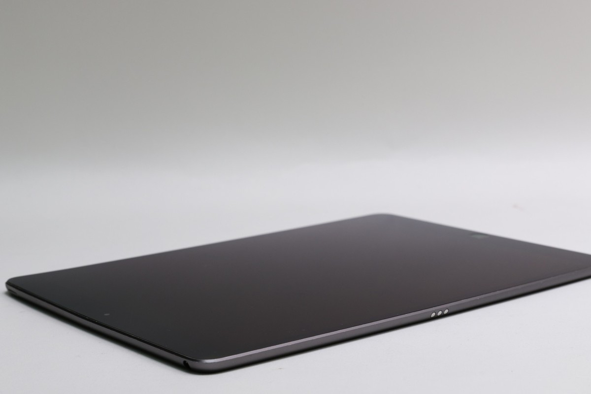 Read! iPad Air 3rd Gen, 64GB, Wi-Fi, Space Gray, MUUJ2LL/A
