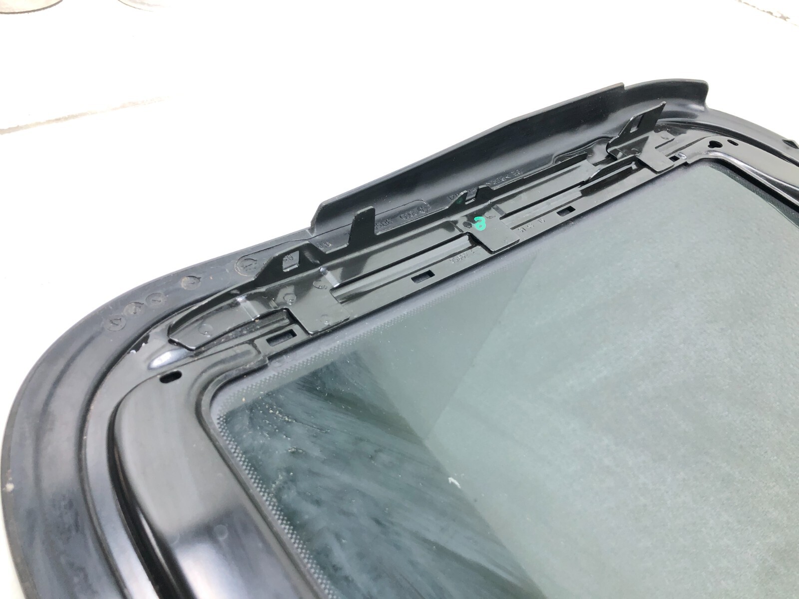 2014-2018 BENTLEY FLYING SPUR SUNROOF MOONROOF WINDOW GLASS PANEL OEM.
