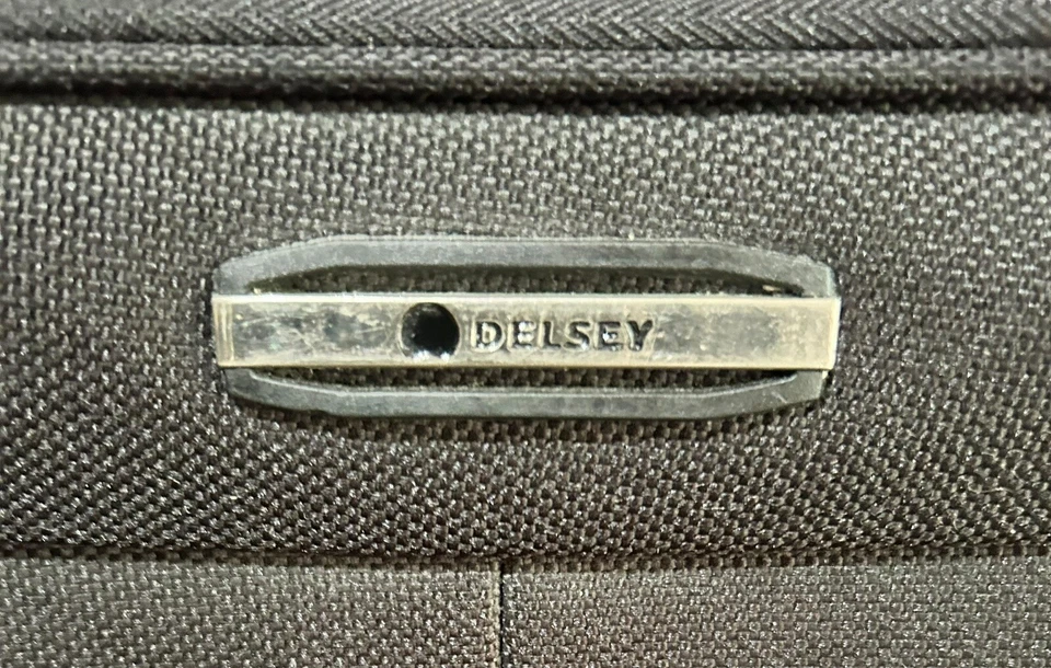 Bolsa de equipaje con ruedas Delsey DLX negra 23"x23"x8" en facturación de viaje Foto 4 de 4