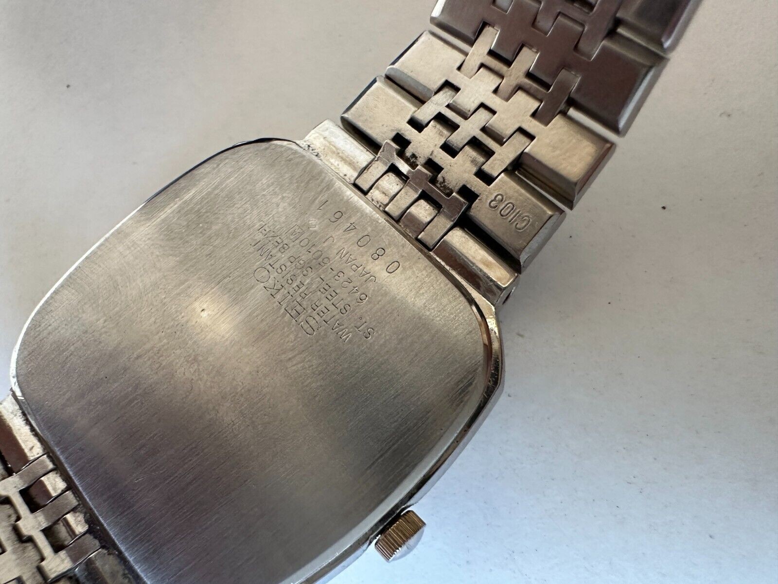 C1977 VINTAGE SEIKO EMBLEM WATCH QUARTZ SQUARED 33MM GENTS SGP BEZEL 6423-5010 image 8