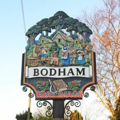 FOTO BODHAM DORFSCHILD (2) DAS SCHILD ZEIGT BODHAM ZU SEINER GRÜNDUNG MIT KÖRPER