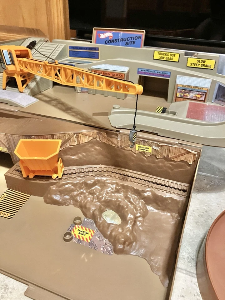 Mattel Hot Wheels City & Construction Site Sto N Go Lot Of 2 Playsets 1980 & 82 - Image 3 of 4