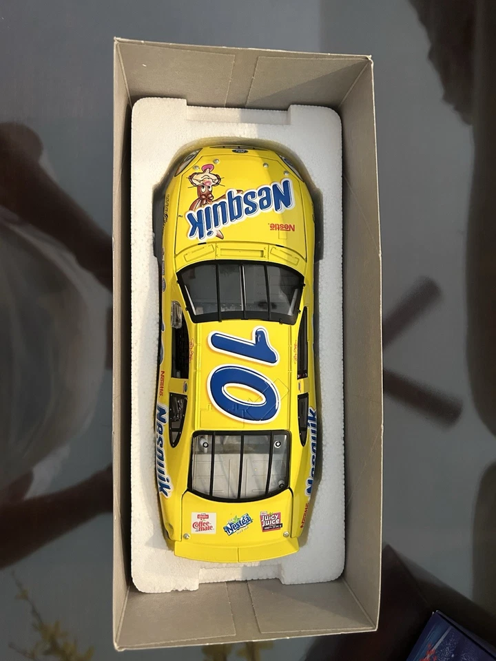 Coche de stock fundido a presión escala 1:24 Foto 3 de 3