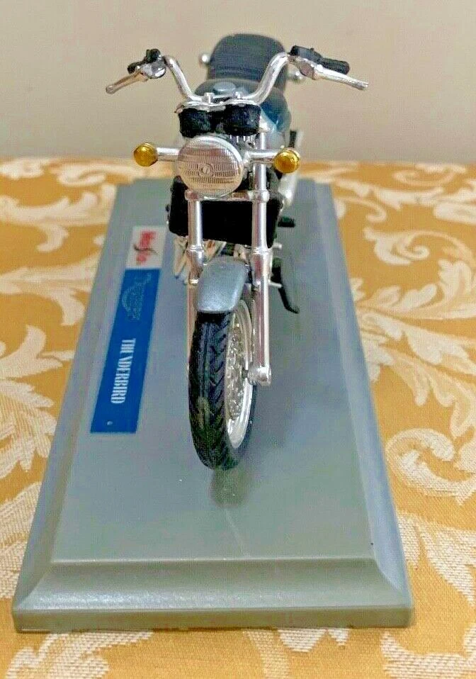 Maisto Triumph Thunderbird Motorcycle New with stand! FREE SHIPPING!! - Image 2 of 4
