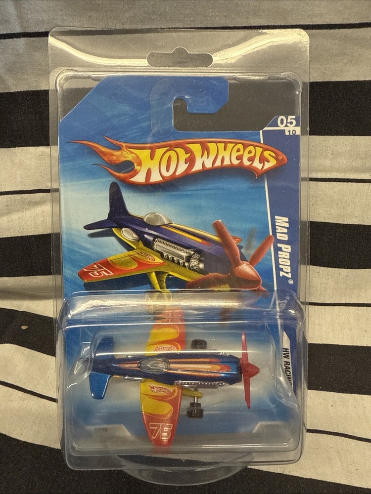 Hot Wheels 2010 HW Racing Mad Propz