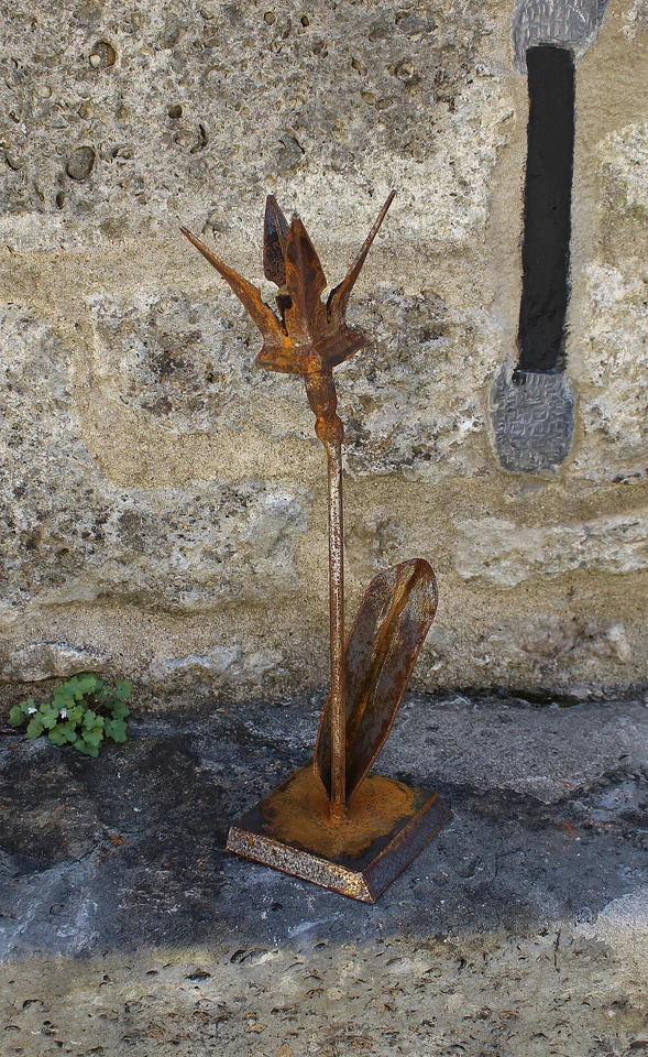 ALEXANDER FABI - Blume III (2024). Monogrammierte Stahlskulptur mit Rostpatina. - Bild 3 von 3