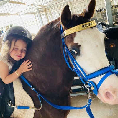 child bolsa with reins