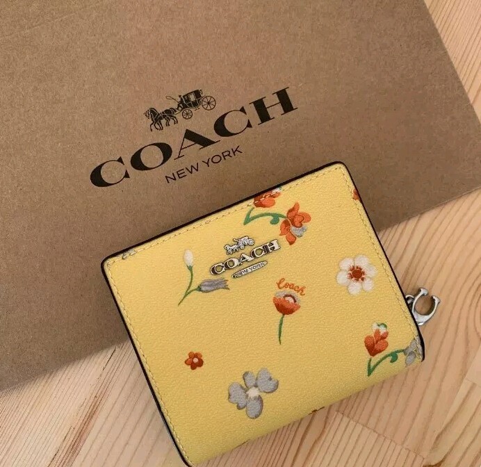 coachイエローフルーツモチーフケース COACH Flower Yellow Logo Compact Bi-fold Wallet Rare New | eBay