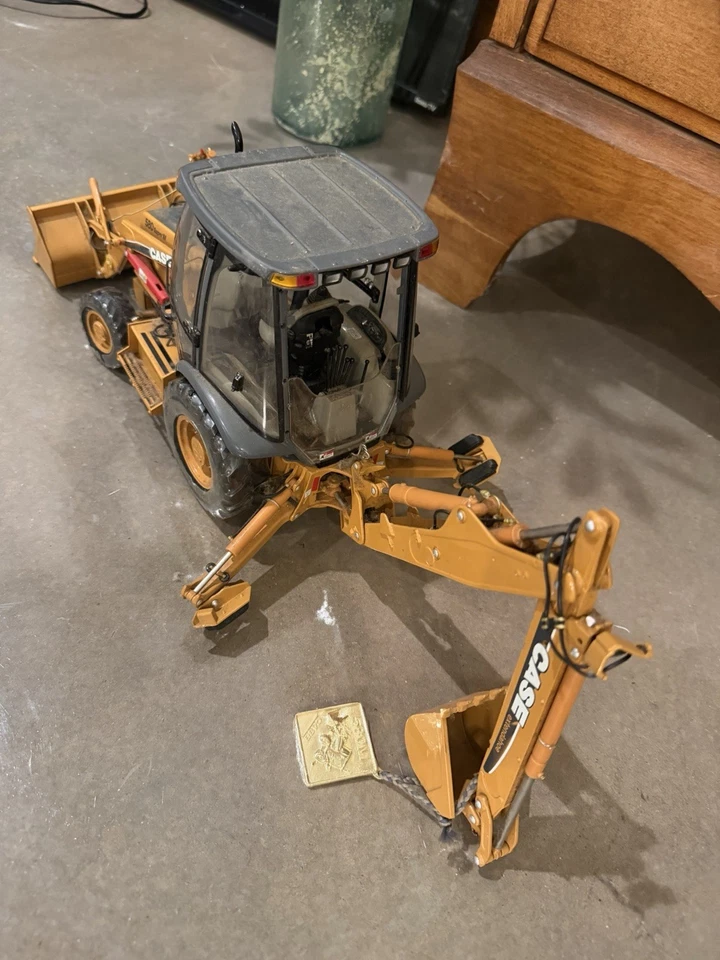 Case 580E Backhoe / Loader  For Parts Or Restoration ( Ertl #287 )  1/16 Scale - Image 2 of 4