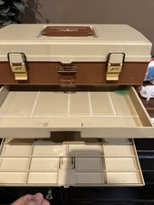 Boîte à Pêche Vintage Plano 757 - 4 Tiroirs, Avec Bobines Et Leurres Inclus - Parfait état Fonctionnel !