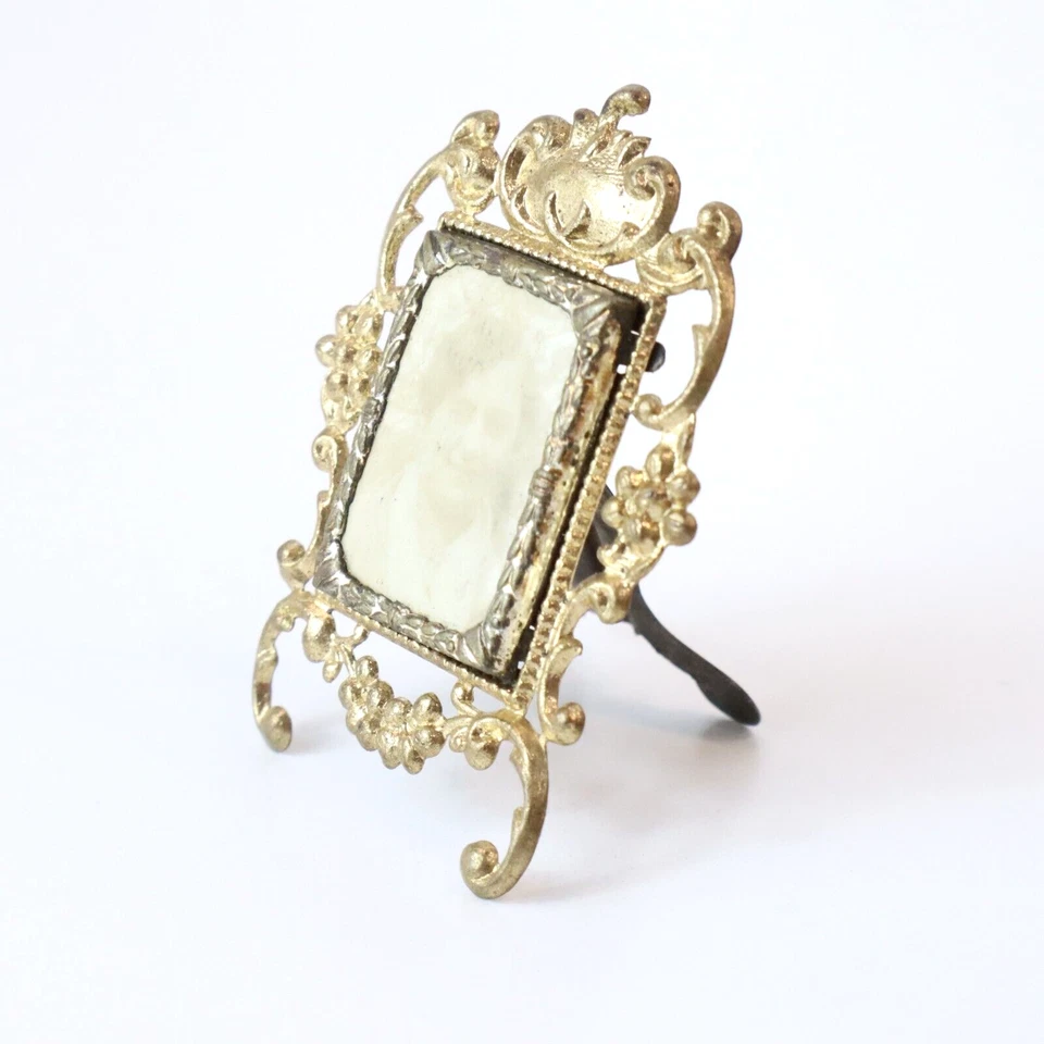 Antigua casa de muñecas con marco de foto en miniatura dorado tono dorado Chequia Eslovaquia Foto 2 de 4