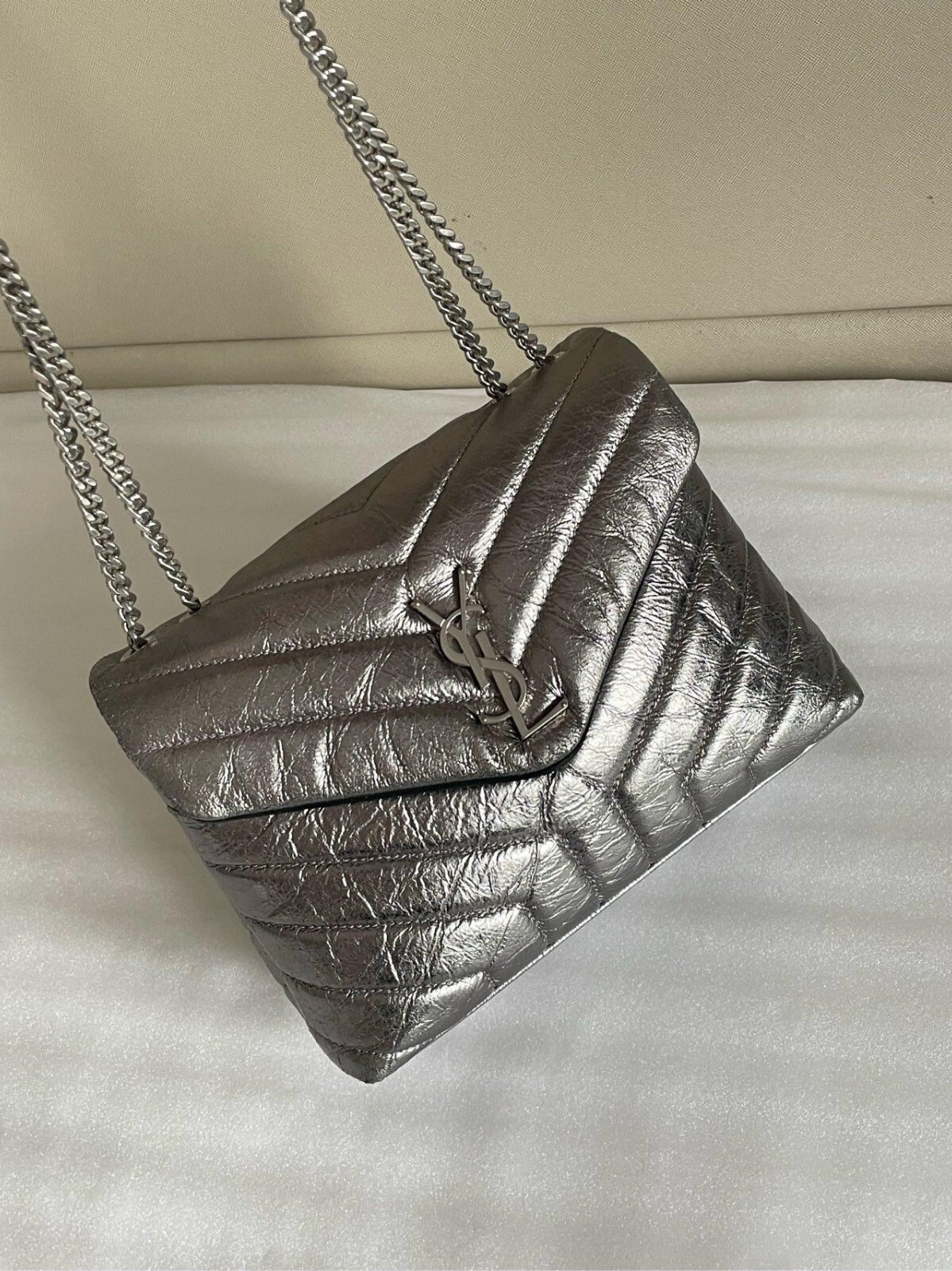 SAINT LAURENT Autentica borsa a tracolla Edgy YSL Loulou realizzata in pelle di vitello argento