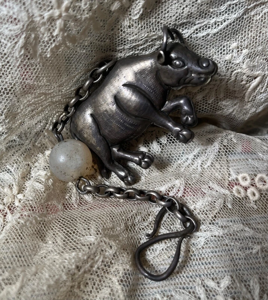 Antiguo adorno chino repujado plata OX ágata cuentas chatelaine prenda Foto 4 de 4
