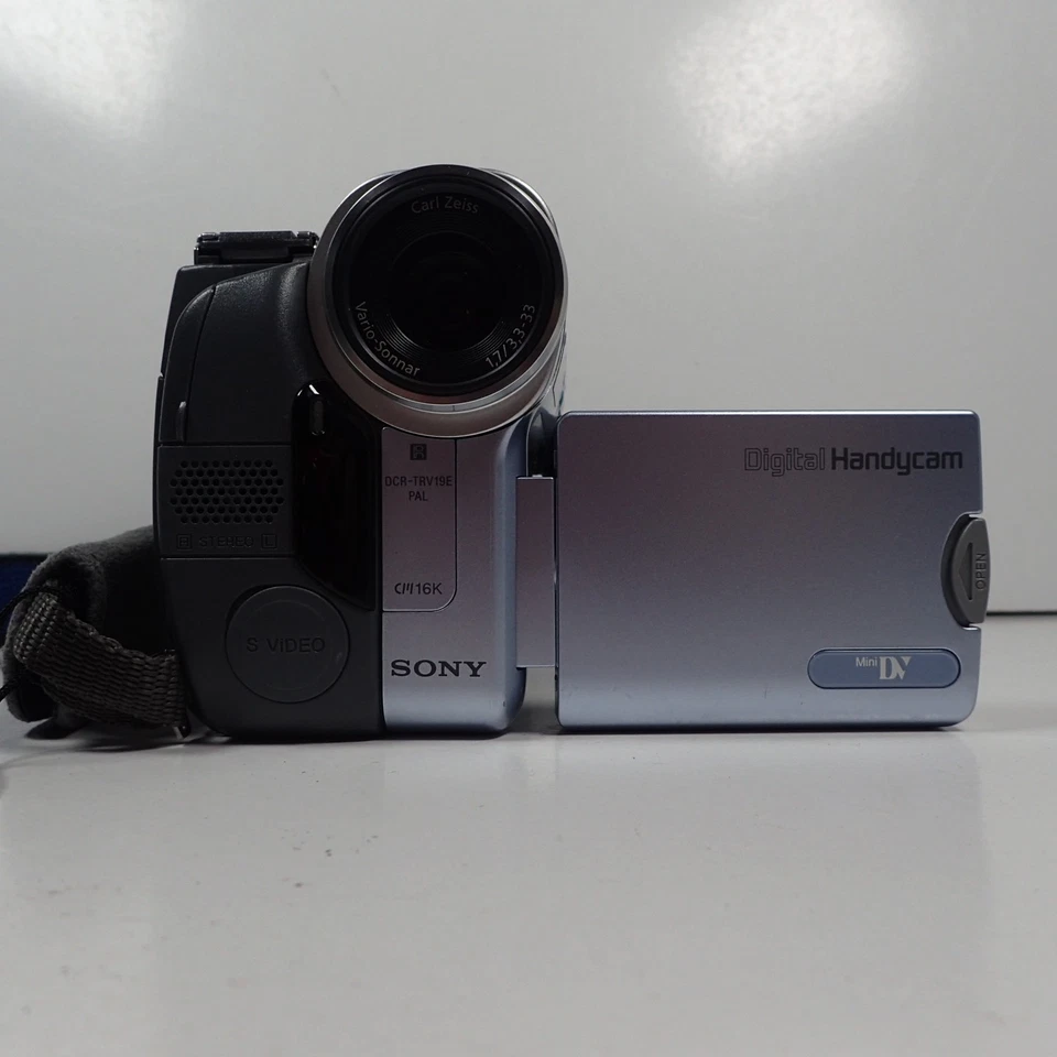 Sony Digital Handycam DCR-TRV19E Mini-DV Video Camera Camcorder w/Accessories - Image 2 of 4