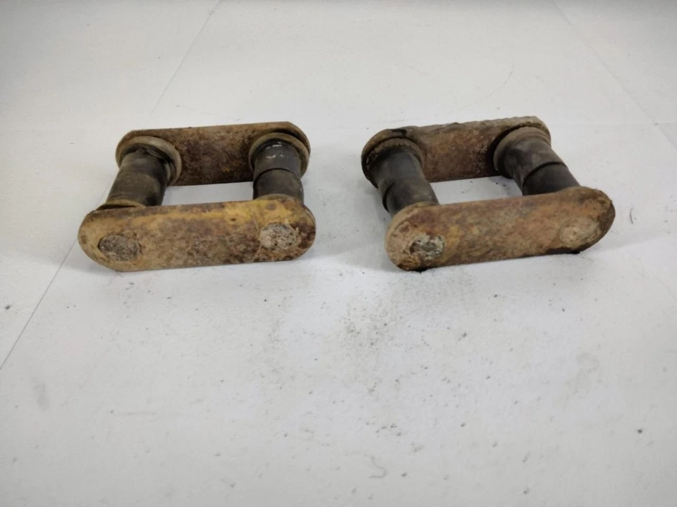 Juego de grilletes de resorte de hoja trasera MG MGB 1962 a 1980 OEM Foto 2 de 4