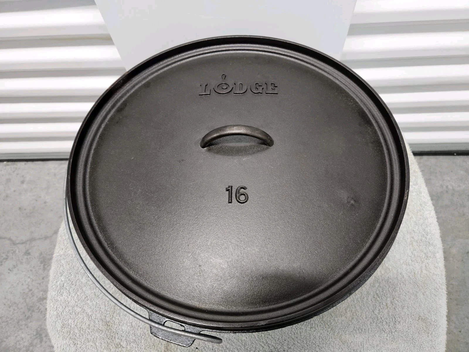 Vintage Lodge #16 Cast Iron Camp Dutch Oven - Discontinued - HTF - Collectible
Opens in a new window