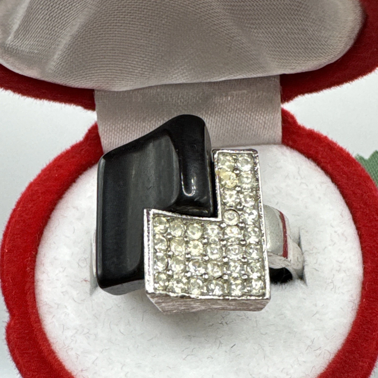 Bague vintage fantaisie argent avec pierre noir et strass. Taille 62.
