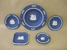 5 Wedgwood Jasperware Geschirr ~ dunkelblau ~ Pin S&uuml;&szlig;igkeitenschalen / Aschenbecher ~ Pegasus
