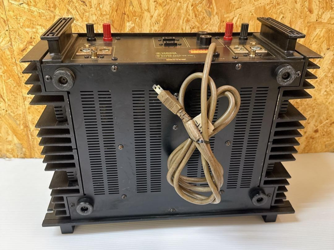 Yamaha P-2200 2-Channel Professional Power Amplifier Black 20Hz