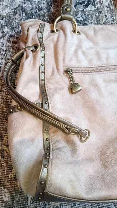 Cartera Kathy Van Zeeland Beige Tostado Imitación Gamuza Oro Y2k Metálico Tachonado Estrás Foto 4 de 4