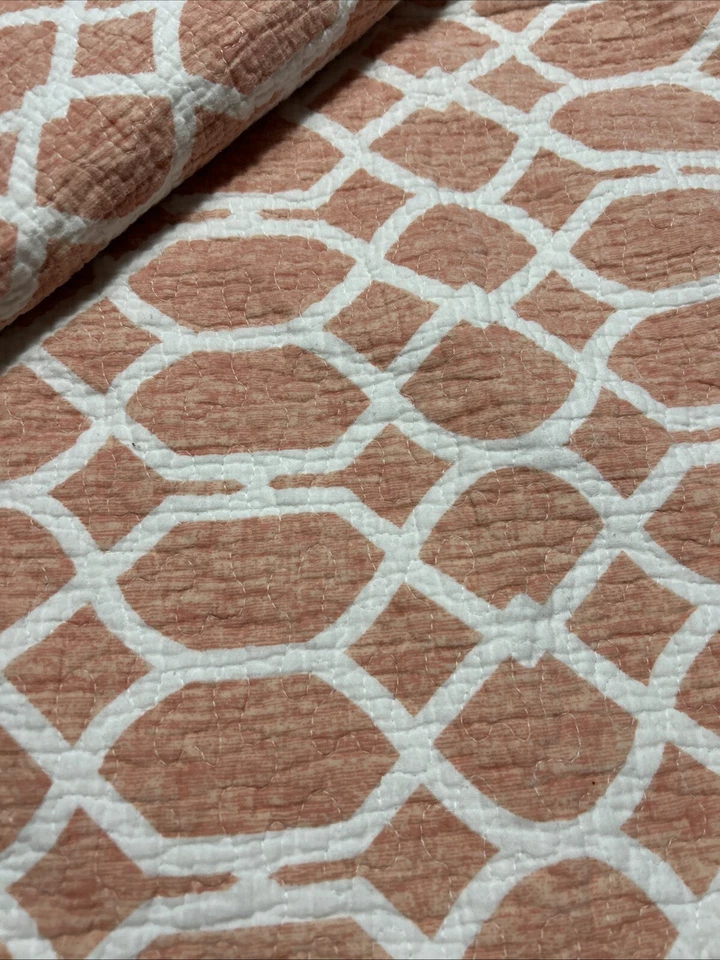 "Par de fundas de almohada acolchadas Tommy Bahama color tostado coral 19"" X 34"" geométricas" Foto 2 de 4