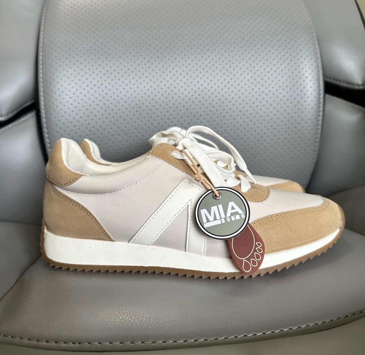NWT MIA Kable Retro Sneaker for Women, Cream/Natural White  display picture 3