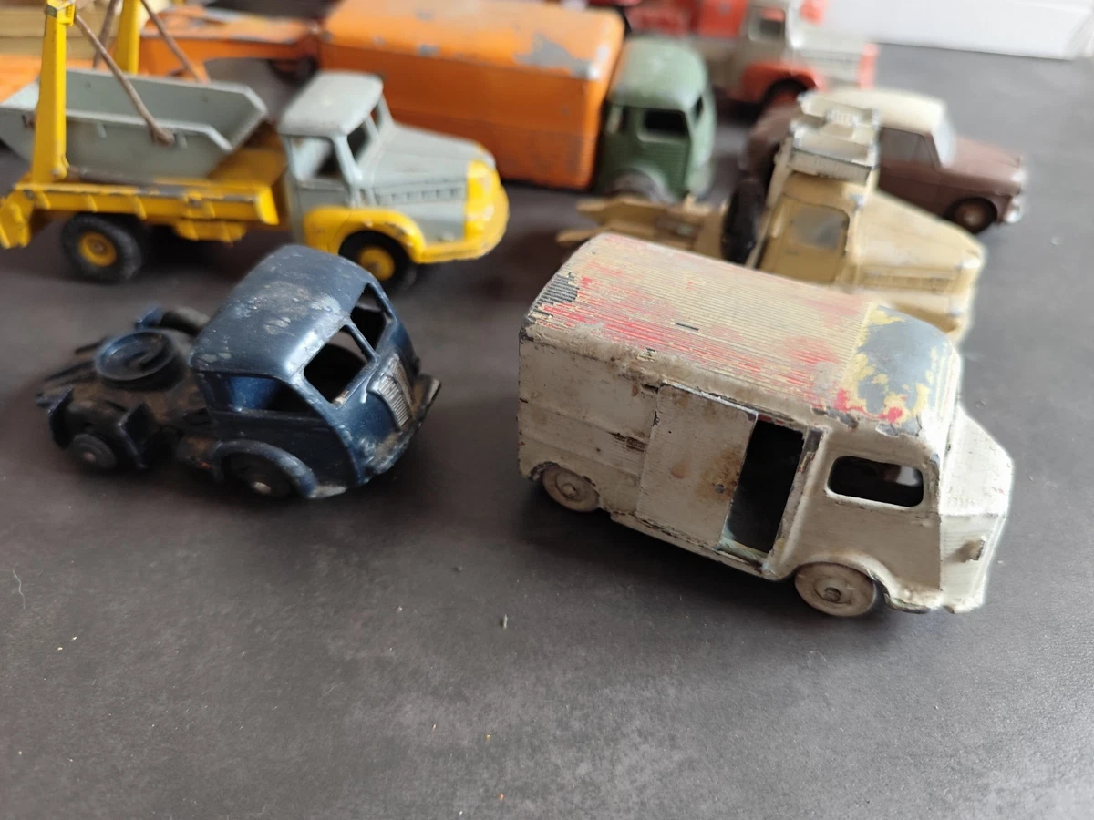 Lot Dinky Toys - Anciennes - Voitures, camions, remorque - à restaurer - Lot 1