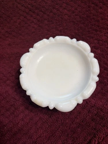 Vintage Milk Glass Shell 20th Century vintage milk glass shell-shaped dish.