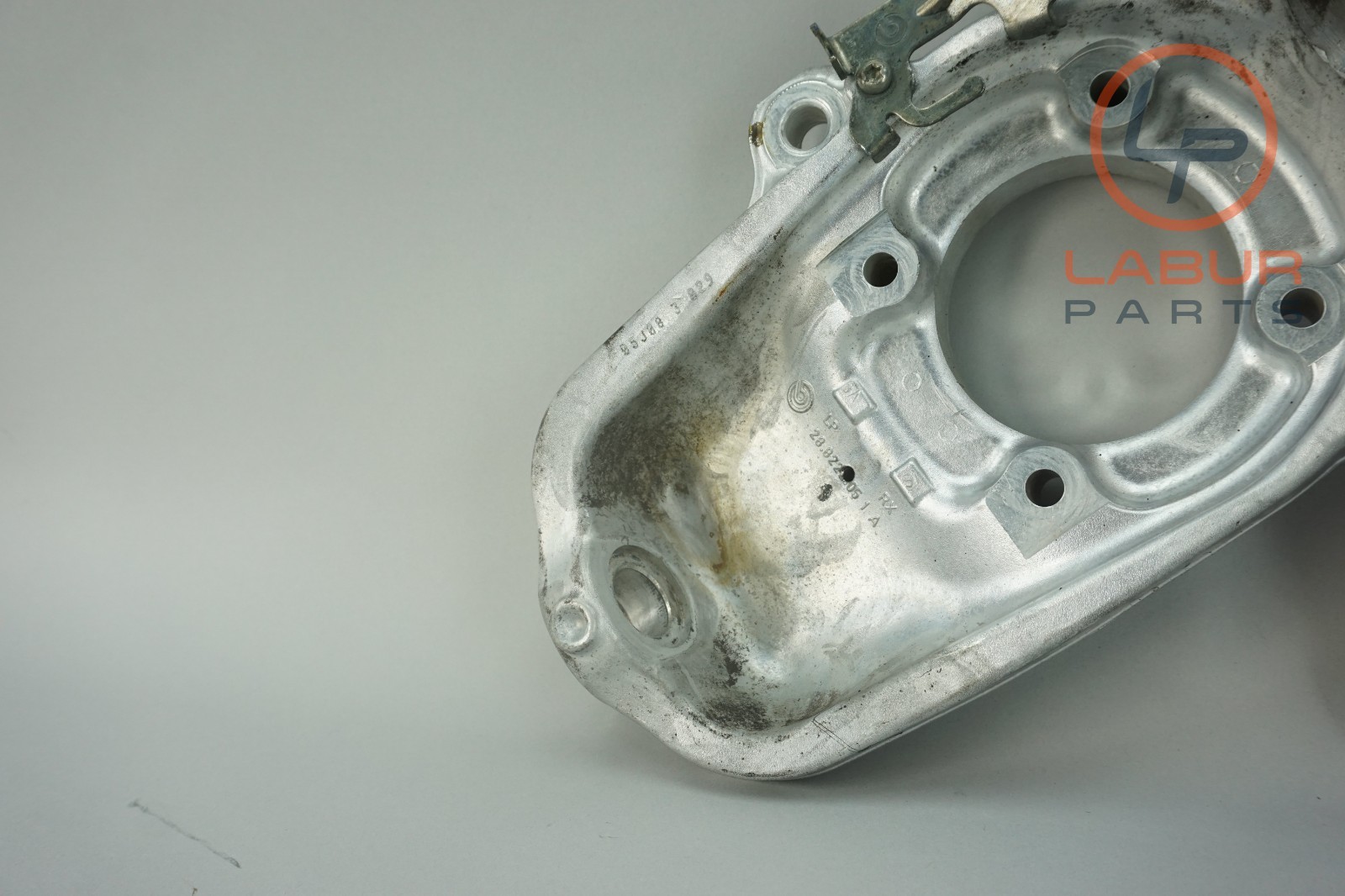 M139 03-08 Maserati Quattroporte Front Left Driver Side Spindle Knuckle C993