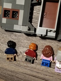 LEGO Harry Potter Hogwarts Castle & 8 Minifigures Set Missing parts Please View 