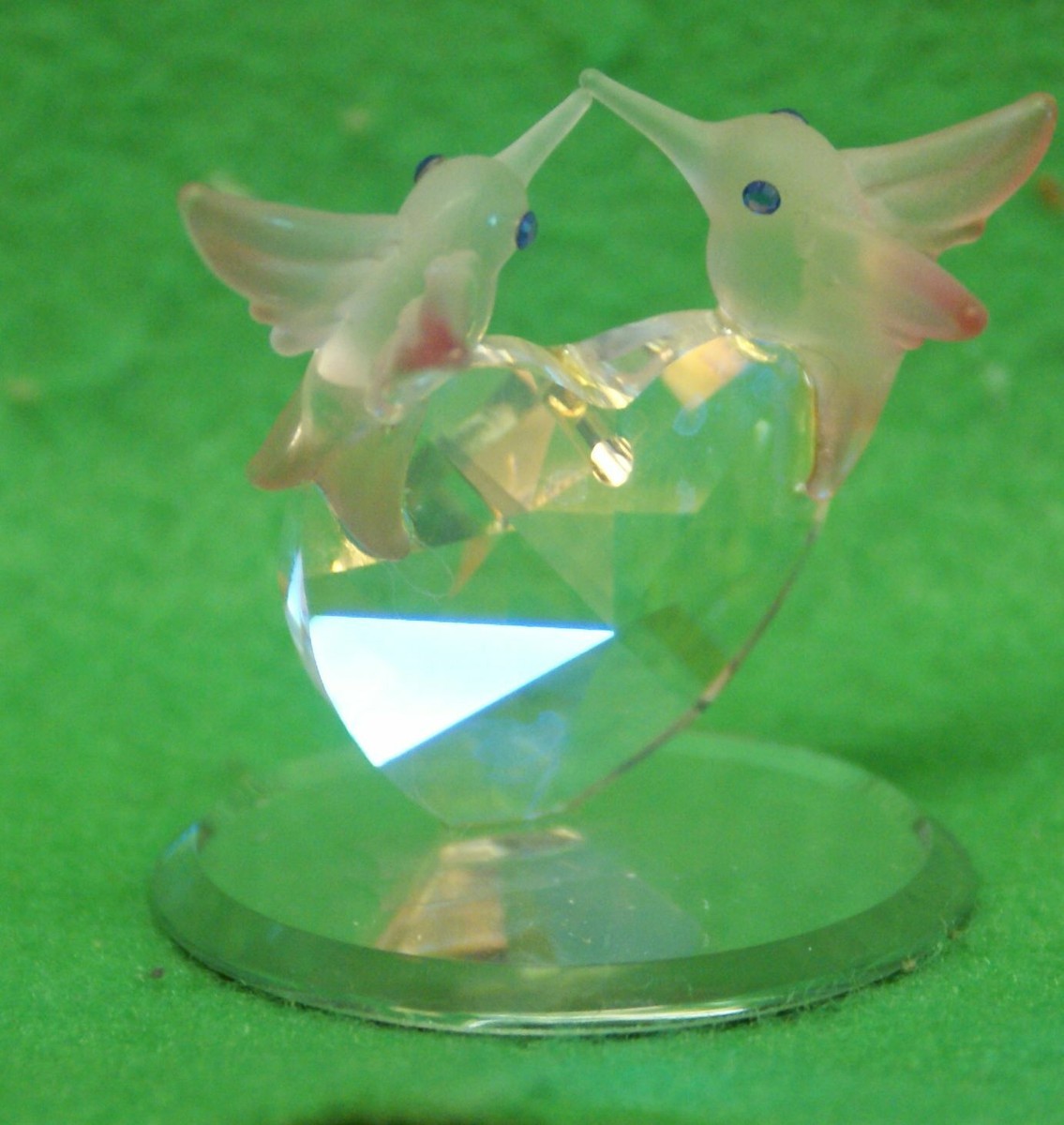 CRYSTALLITE GLASS CRYSTAL FIGURINE HUMMINGBIRDS on HEART rz CI2013