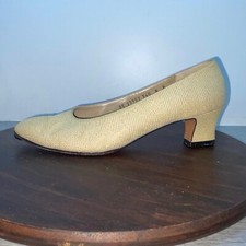 Salvatore Ferragamo Women s Size 8 B Medium Heel Beige Pumps Classic Y2K Vintage