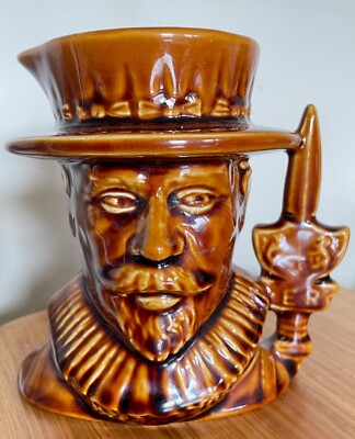 FALKENWARE - ''Beefeater'' Treacle Glasur Charakter Krug 4,5''